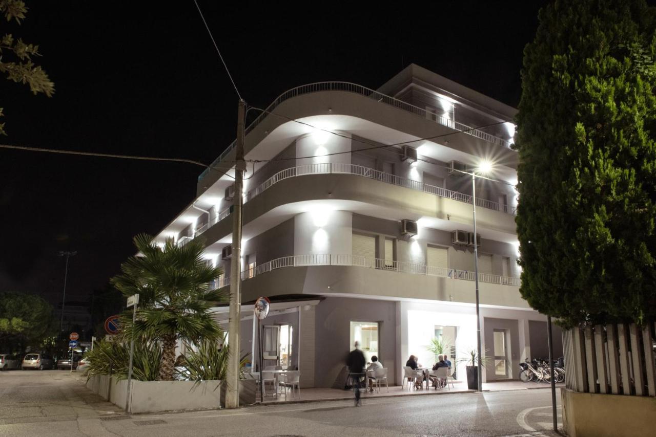 Adria Beach Hotel Alba Adriatica Bagian luar foto