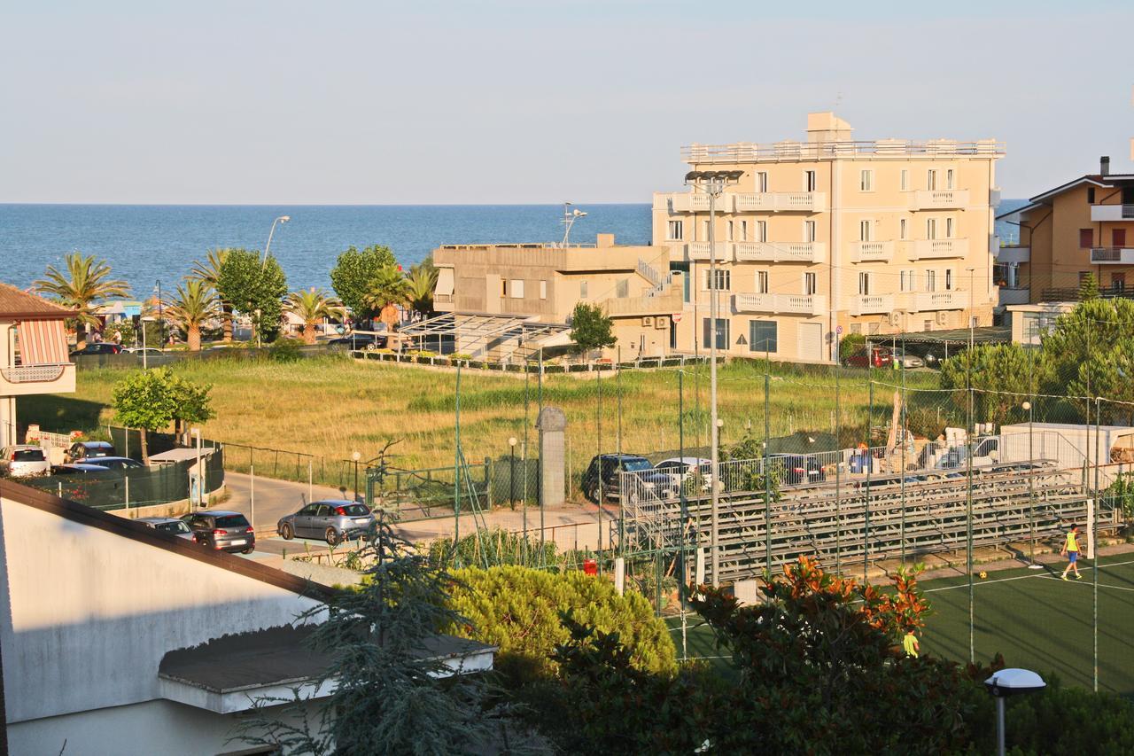 Adria Beach Hotel Alba Adriatica Bagian luar foto